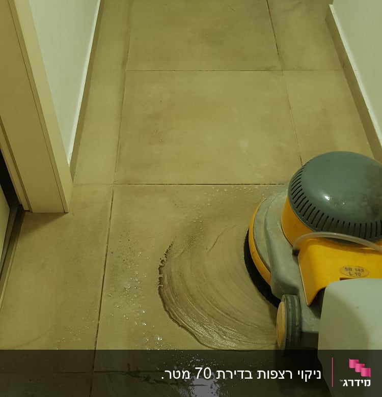 מכונת פוליש מנקה רצפה מלוכלכת במסדרון